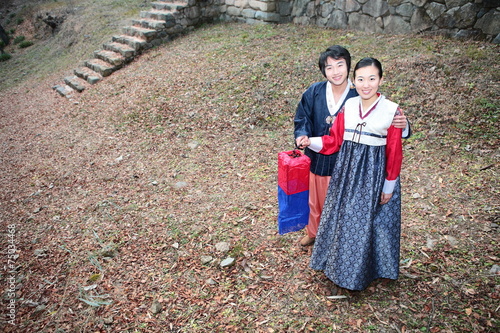 한복을 입은 신혼부부 커플 photo