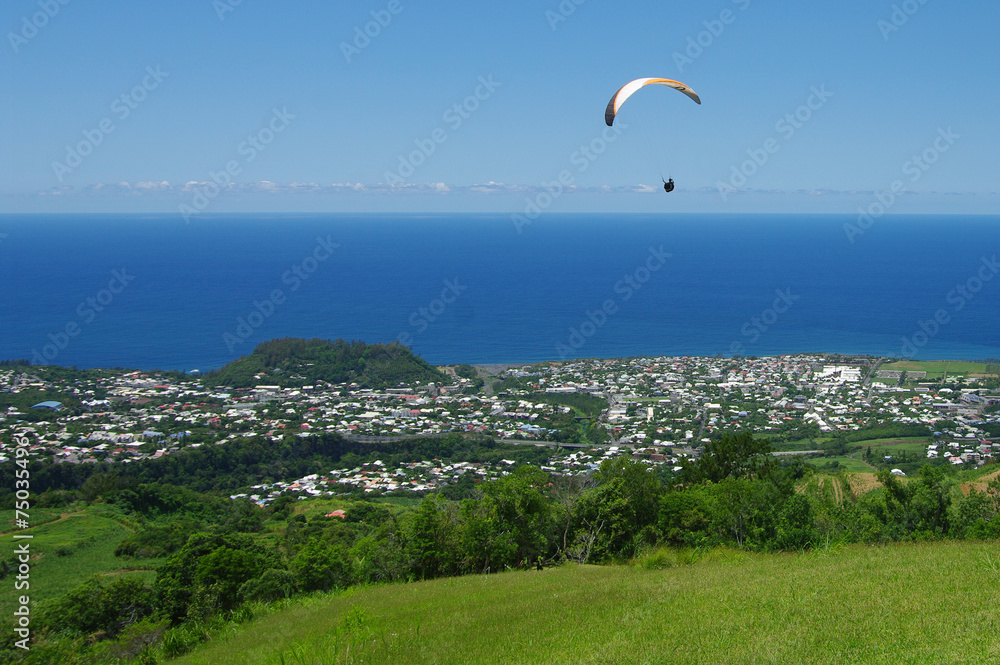 La Réunion - Parapente à Piton l’Entonnoir La Réunion - Parapente à Piton l’Entonnoir