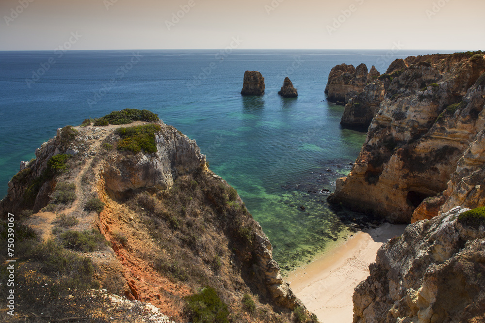 Küste mit Felsen in Lagos an der Algarve in Portugal