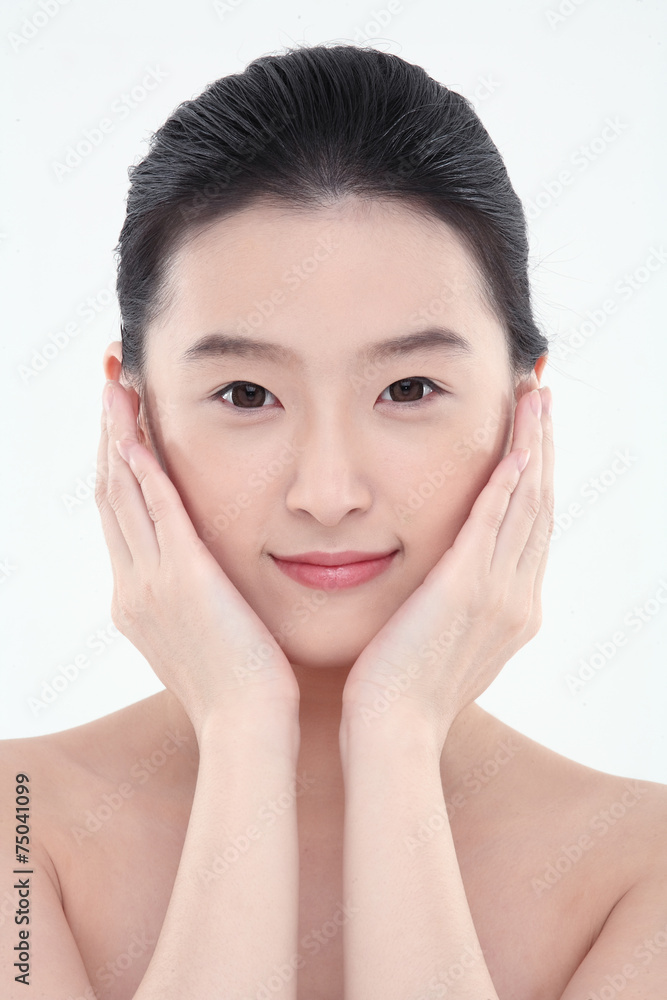 스킨케어컨셉의 여성 얼굴 클로즈업 스킨케어컨셉의 여성 얼굴 클로즈업