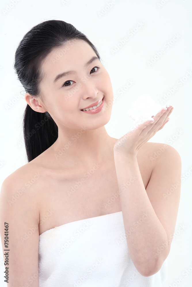 스킨케어컨셉의 여성 얼굴 클로즈업