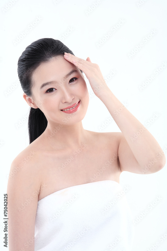 스킨케어컨셉의 여성 얼굴 클로즈업 스킨케어컨셉의 여성 얼굴 클로즈업
