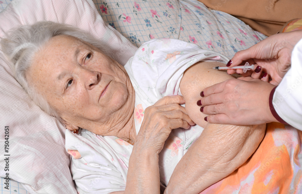 Diabetes patient got an insulin injection by nurse