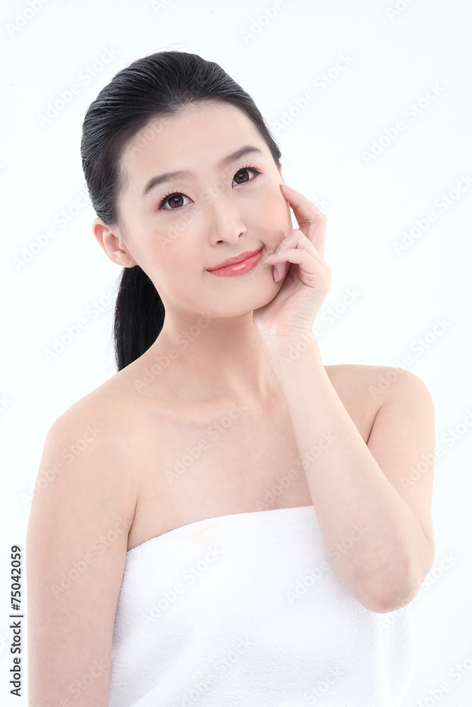 스킨케어컨셉의 여성 얼굴 클로즈업 스킨케어컨셉의 여성 얼굴 클로즈업