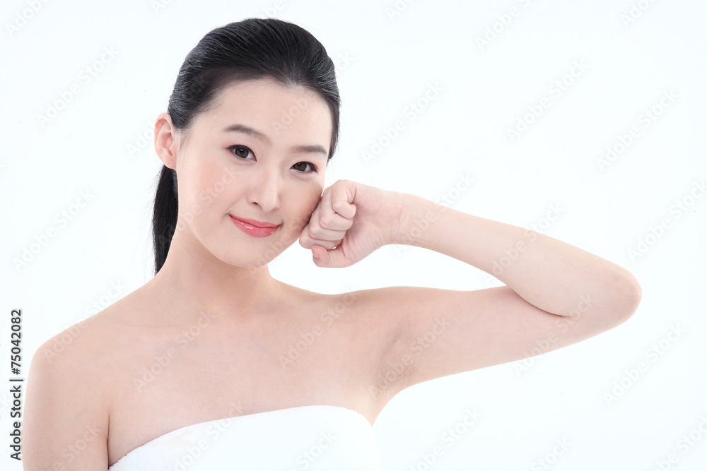 스킨케어컨셉의 여성 얼굴 클로즈업