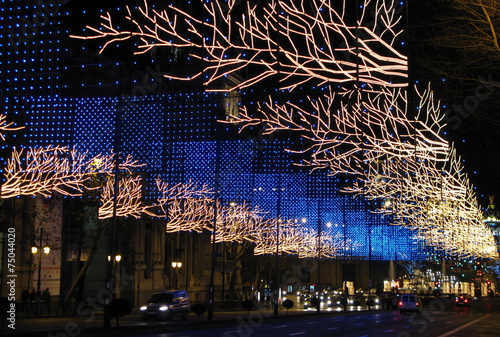 navidad en la ciudad iluminada con luces luminosas photo