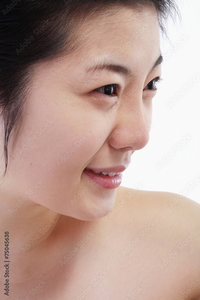 화장하는 여성 얼굴 클로즈업 화장하는 여성 얼굴 클로즈업
