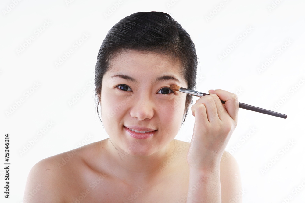 Fototapeta premium 화장하는 여성 얼굴 클로즈업