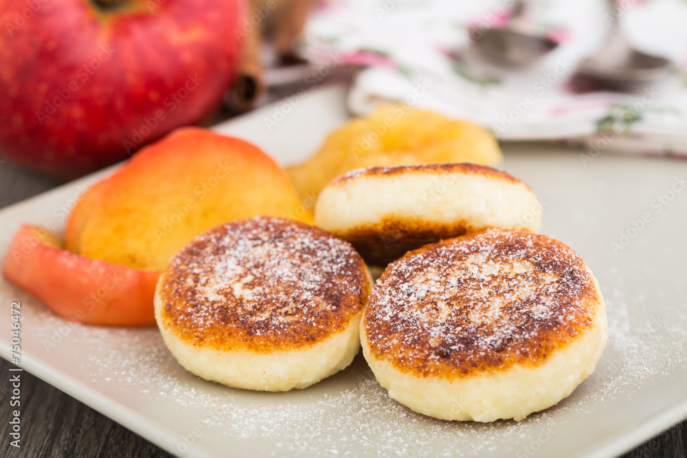 Cheese pancakes with baked apples Cheese pancakes with baked apples