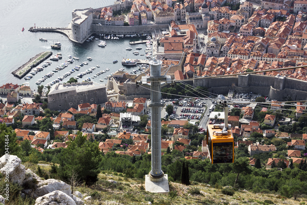 Dubrovnik mit Hafen und Seilbahn Zicara von oben