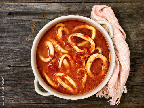 Obraz na płótnie rustic italian calamari seafood soup w salonie