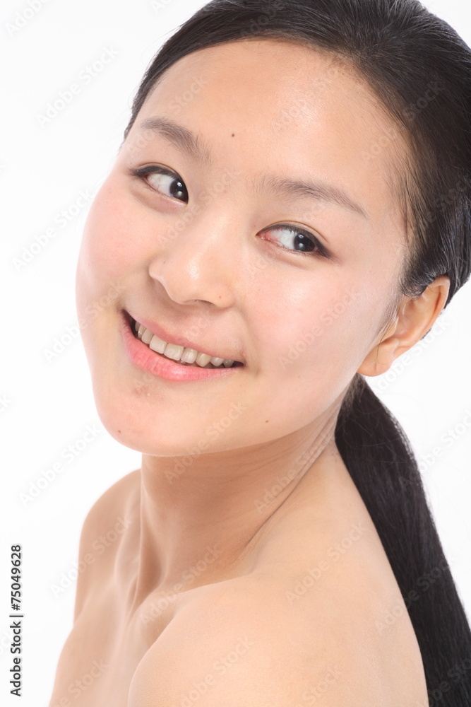 화장하는 여성 얼굴 클로즈업 화장하는 여성 얼굴 클로즈업