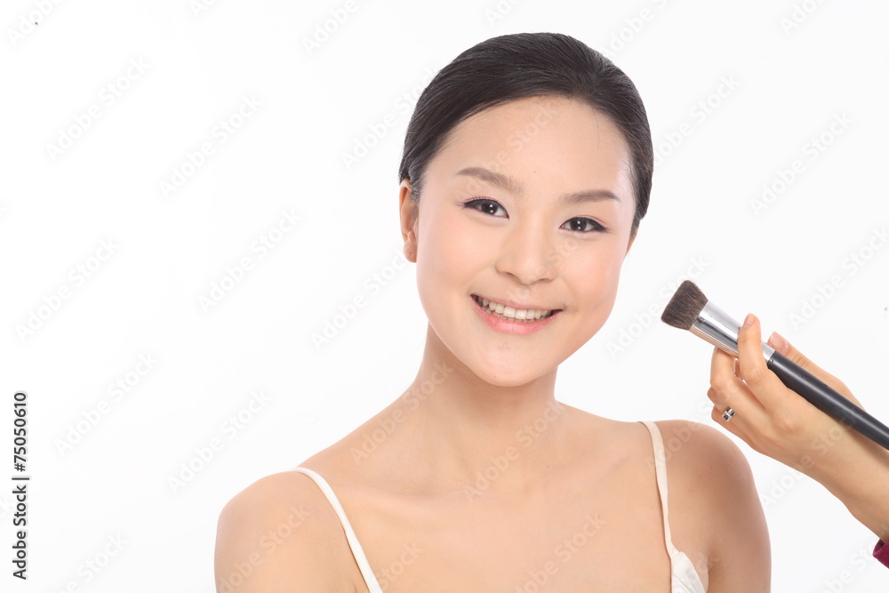 화장하는 여성 얼굴 클로즈업 화장하는 여성 얼굴 클로즈업