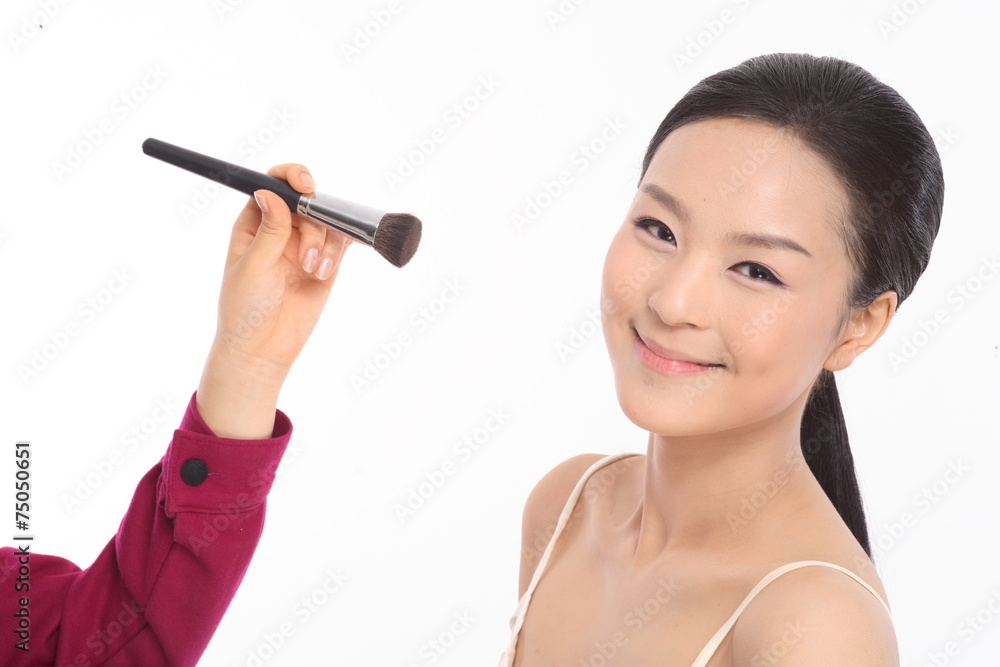 화장하는 여성 얼굴 클로즈업 화장하는 여성 얼굴 클로즈업