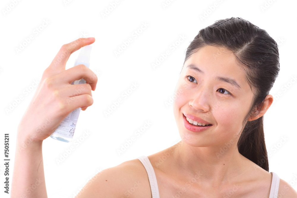 피부 관리하는 여성 얼굴 클로즈업 피부 관리하는 여성 얼굴 클로즈업