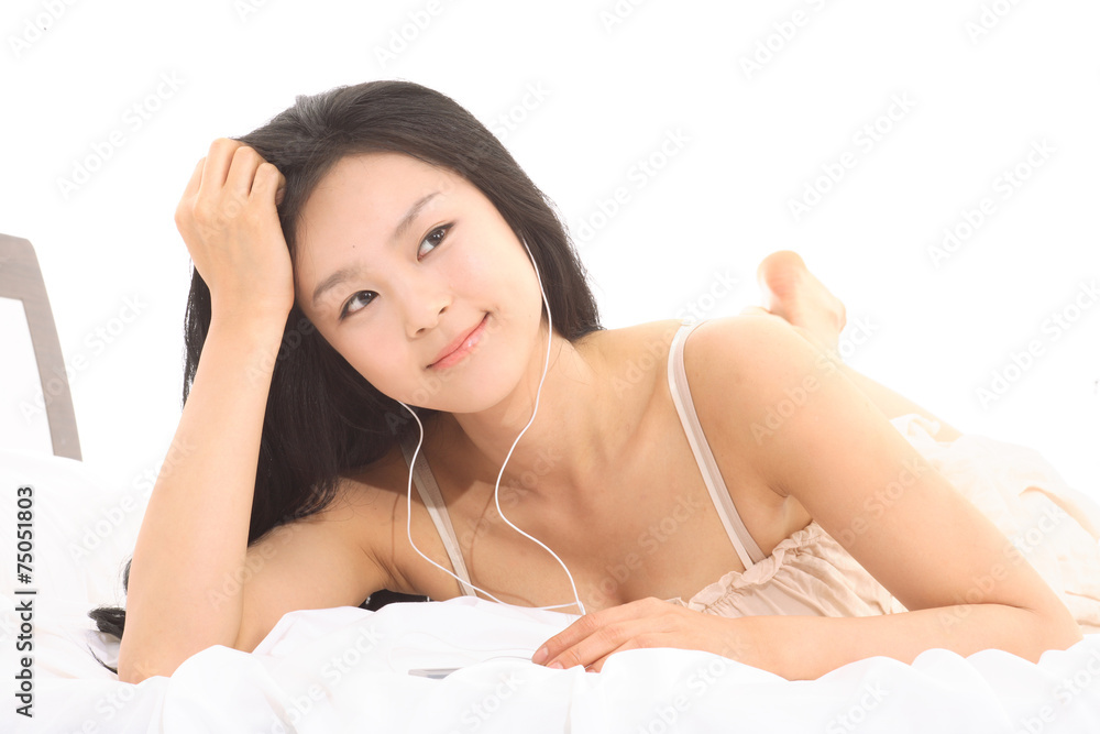 Naklejka premium 편한 복장으로 엎드린 여성