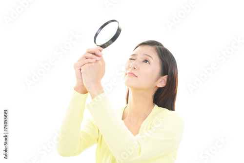 拡大鏡を持つ女性