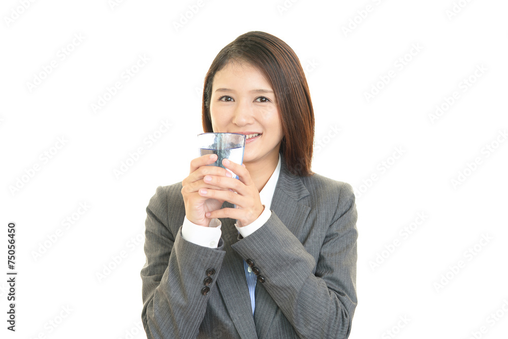 水を飲む笑顔のOL 水を飲む笑顔のOL