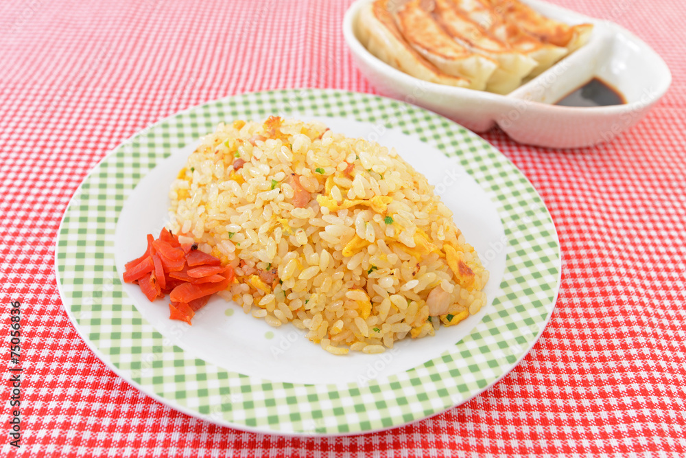美味しそうな炒飯と餃子 美味しそうな炒飯と餃子