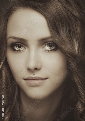 Wallpaper Mural Portrait einer Frau mit brünetten Haaren Torontodigital.ca