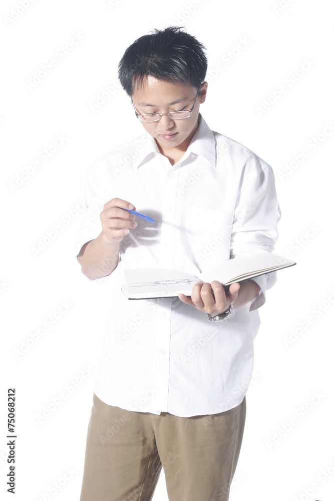 스튜디오 안의 건축학전공 남성