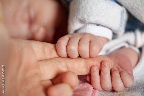 hands newborn baby