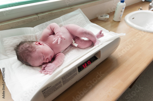 Canvas Print Neonato sta piangendo