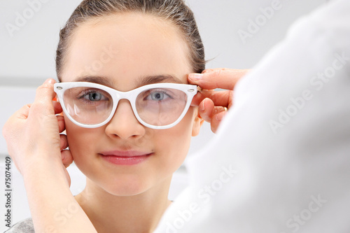 Dobór okularów, mała dziewczynka u okulisty