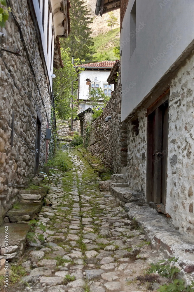 Plakat Narrow street in ancient Melnik town, Bulgaria