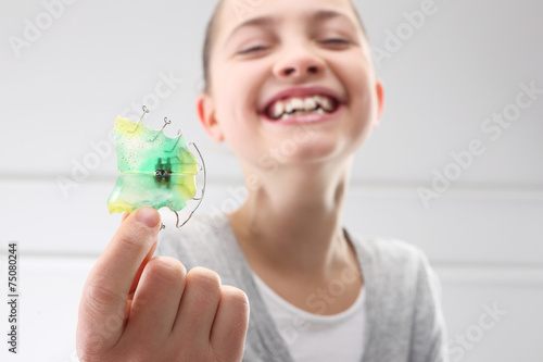 Piękny uśmiech, dziecko z aparatem ortodontycznym