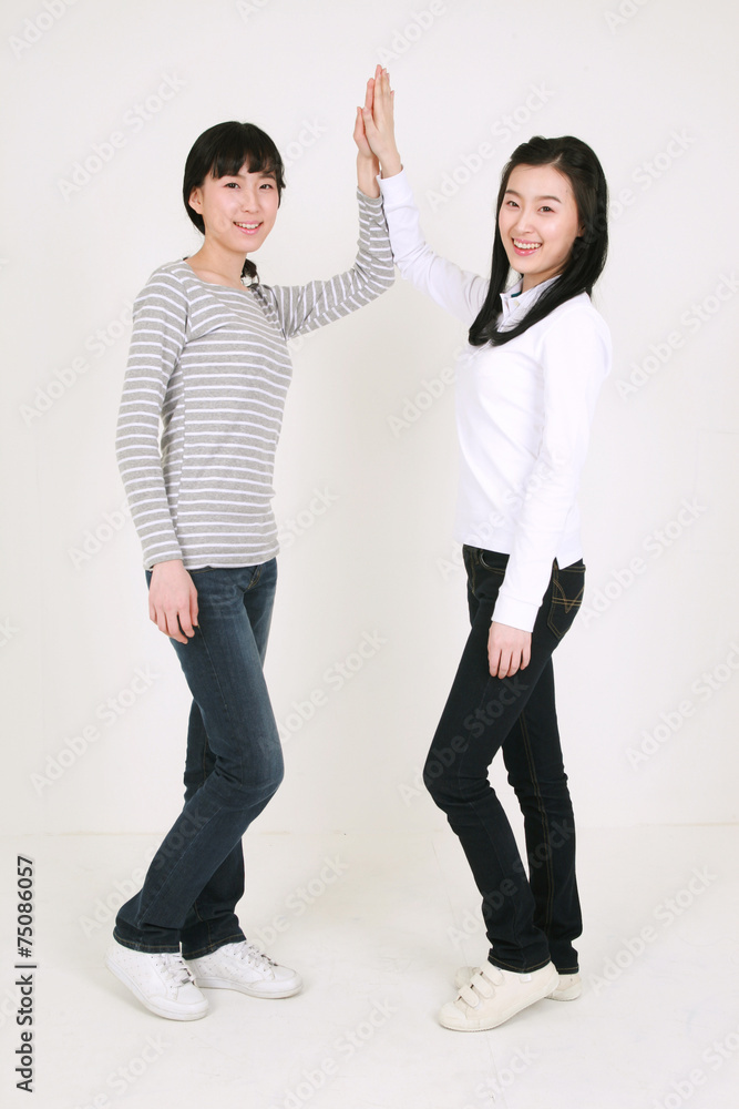 Fototapeta premium 스튜디오 안의 즐거운 대학생들