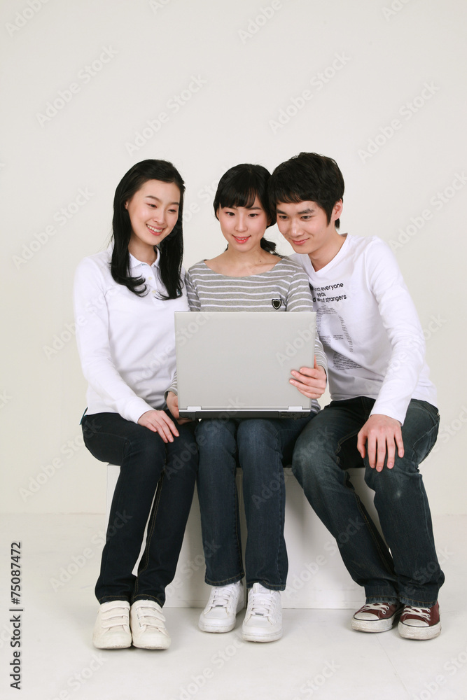 스튜디오 안의 공부하는 대학생들 스튜디오 안의 공부하는 대학생들