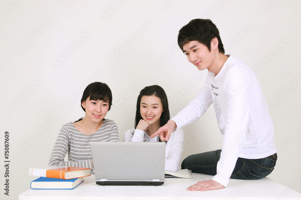 스튜디오 안의 공부하는 대학생들