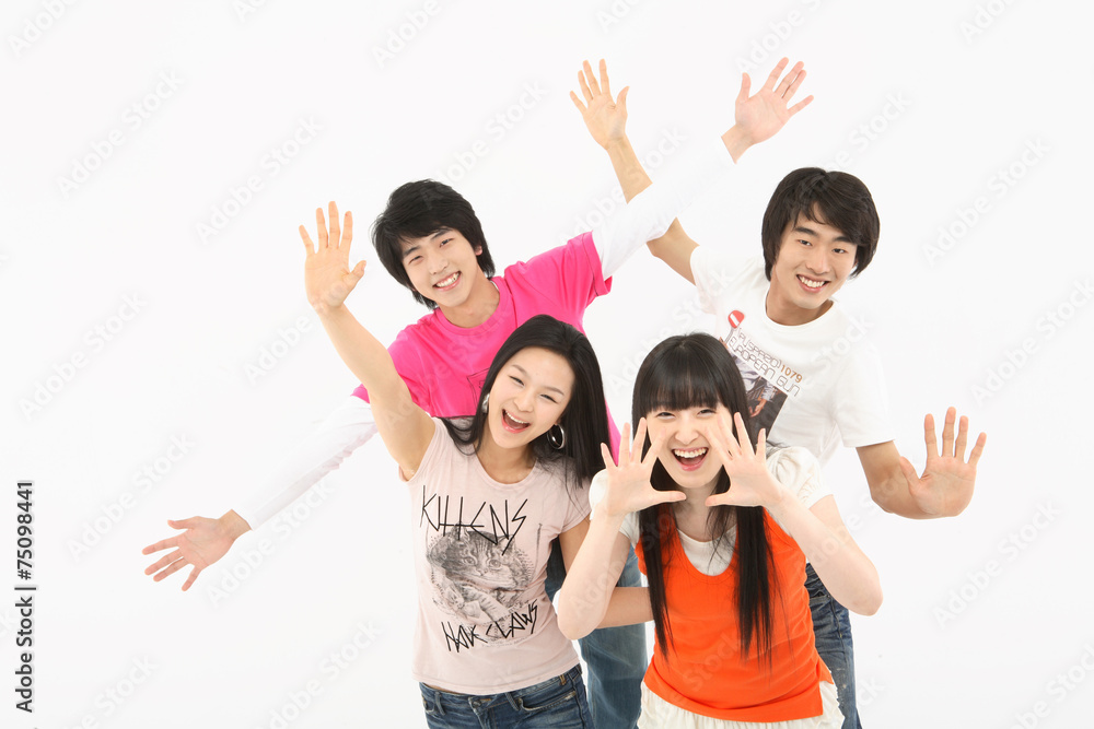 스튜디오 안의 젊은 대학생들 스튜디오 안의 젊은 대학생들