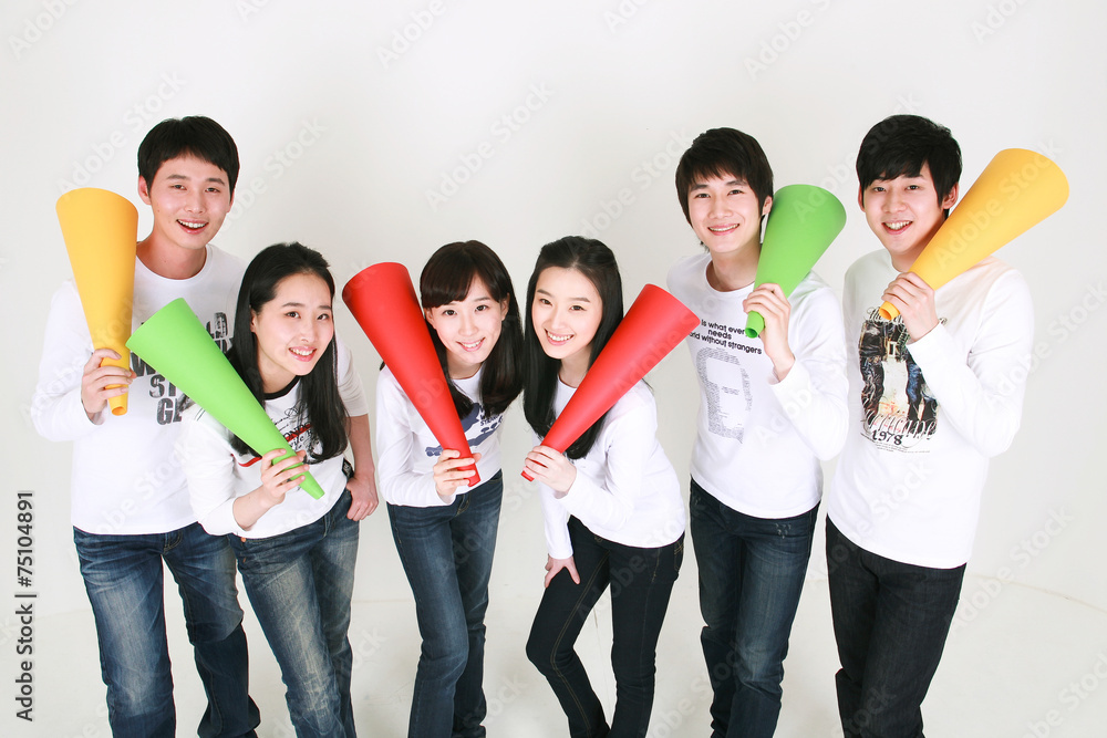 스튜디오 안의 젊은 대학생들 스튜디오 안의 젊은 대학생들