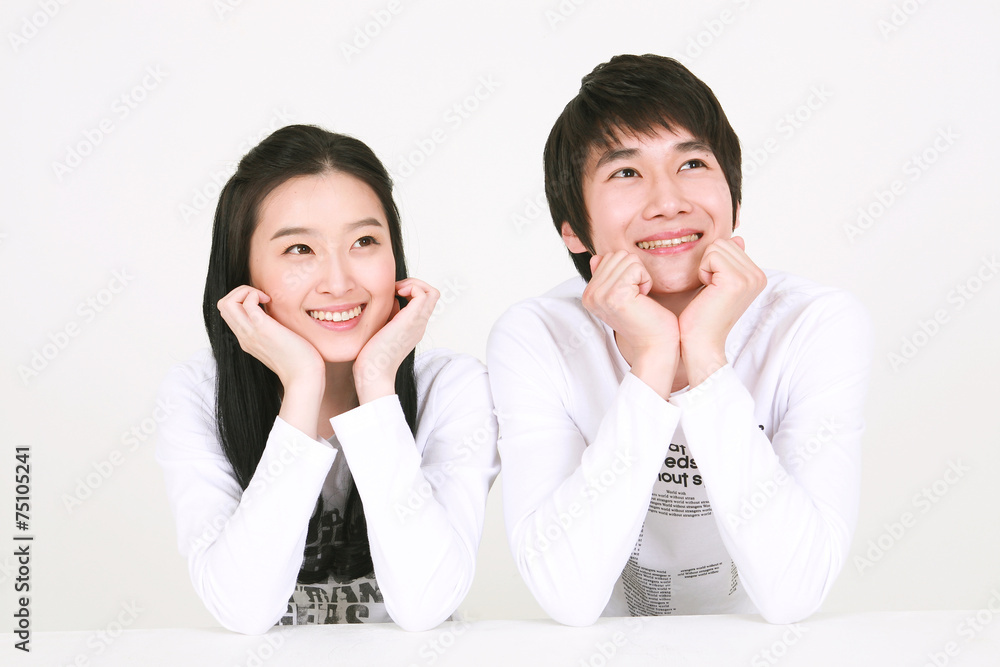 스튜디오 안의 젊은 대학생들 스튜디오 안의 젊은 대학생들
