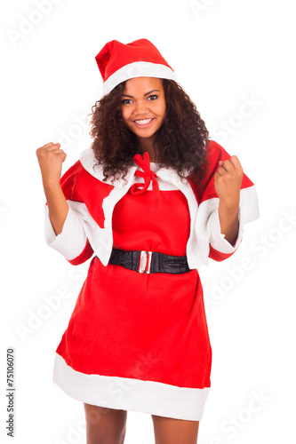 Young African American woman wearing à santa hat