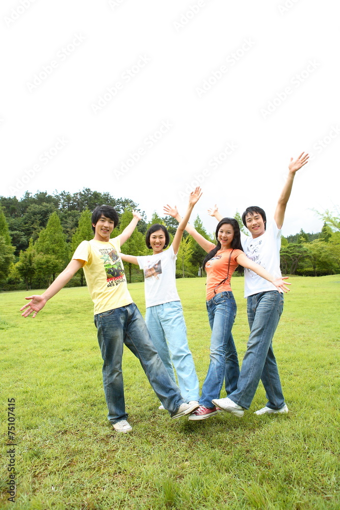 잔디밭에서 햇빛을 즐기는 젊은 사람들