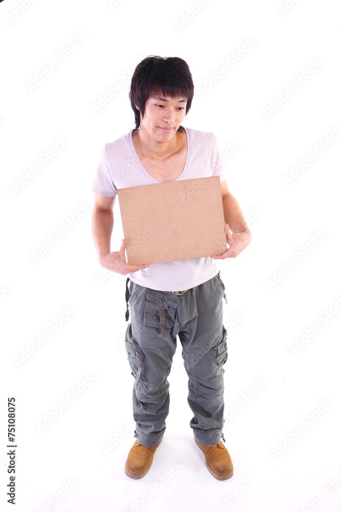 스튜디오 안에서 소품을 들고 있는 젊은 사람들 스튜디오 안에서 소품을 들고 있는 젊은 사람들