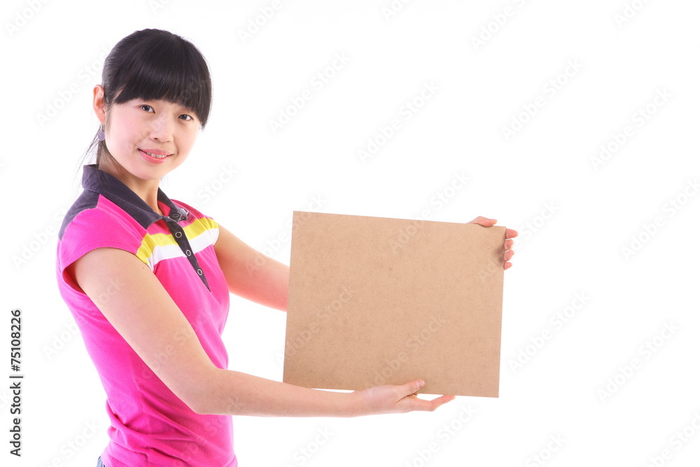 스튜디오 안에서 소품을 들고 있는 젊은 사람들