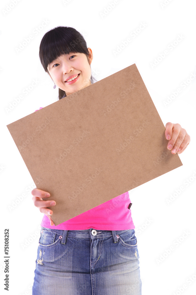 스튜디오 안에서 소품을 들고 있는 젊은 사람들 스튜디오 안에서 소품을 들고 있는 젊은 사람들