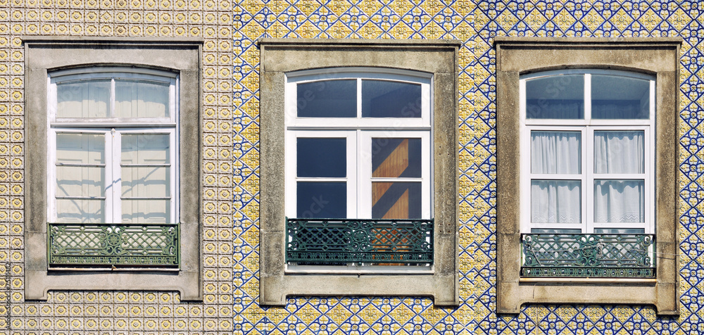 Fototapeta premium Vintage windows in Porto, Portugal