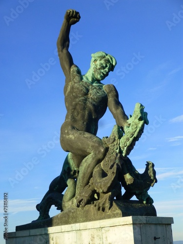 Figur bei der Freiheitsstatue am Gell  rtberg in Budapest