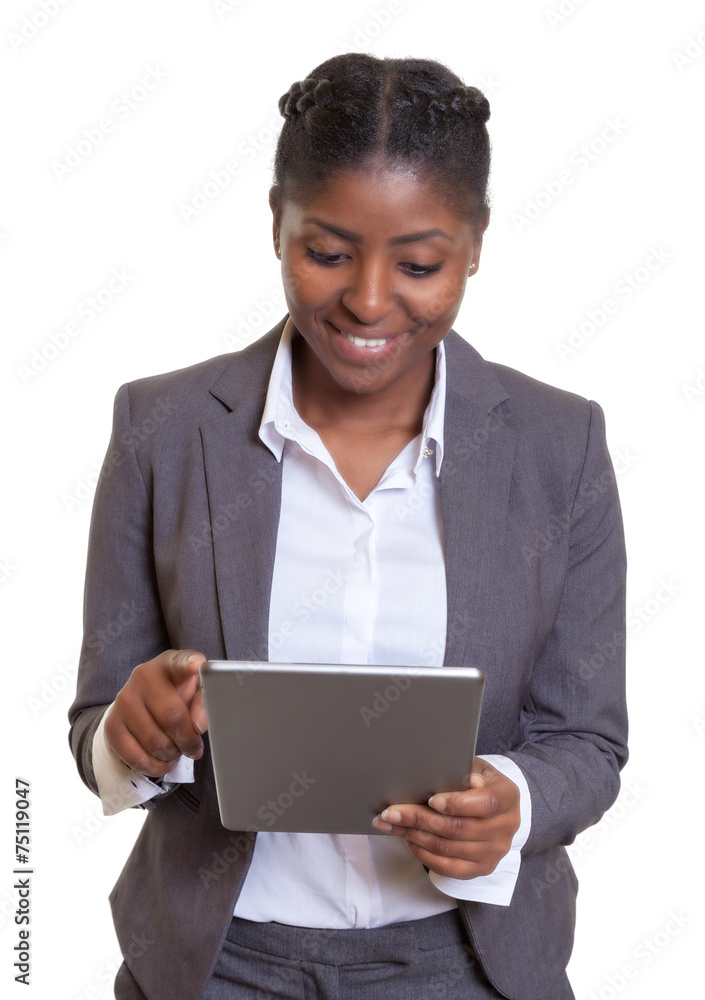 Lachende Geschäftsfrau aus Afrika arbeitet am Tablet Lachende Geschäftsfrau aus Afrika arbeitet am Tablet