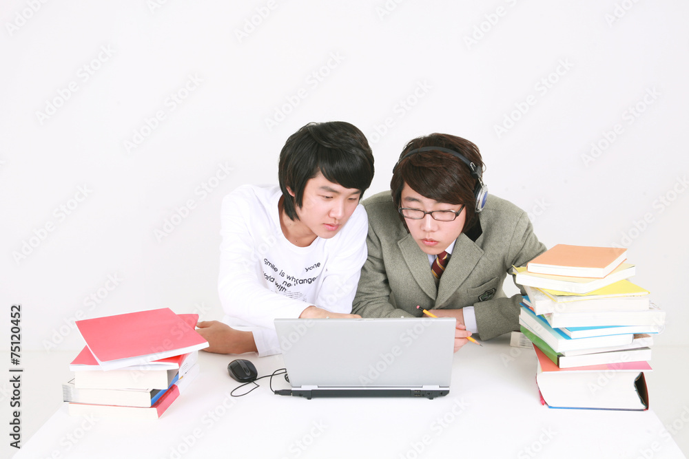 스튜디오 안의 남자 고등학생 스튜디오 안의 남자 고등학생