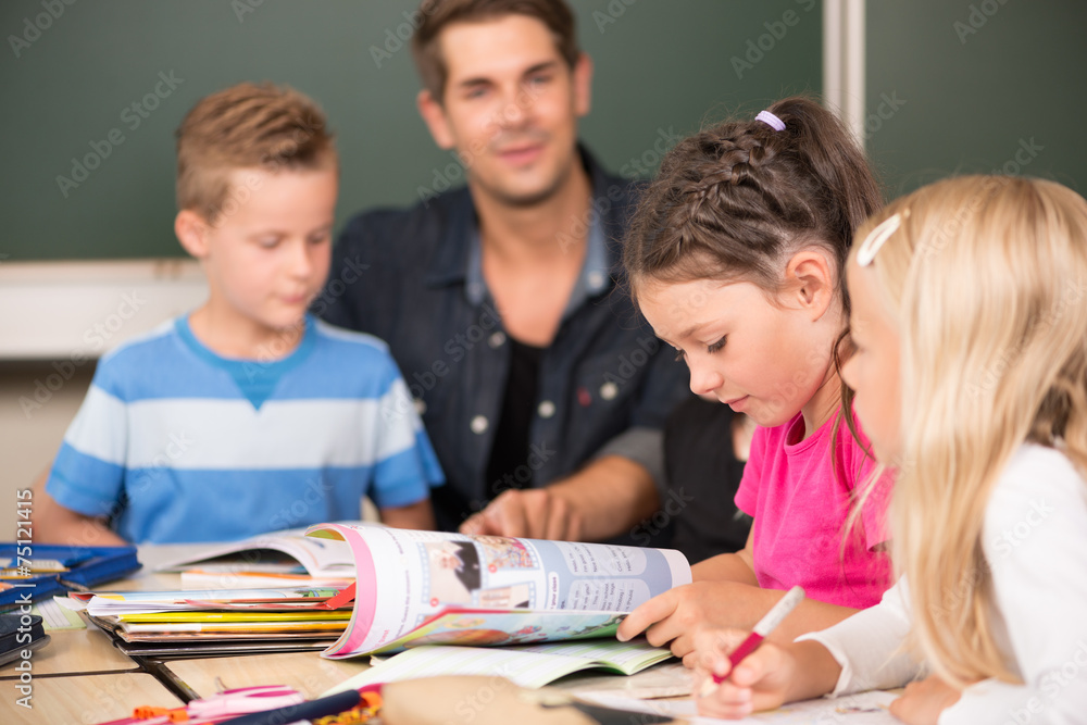 Mädchen konzentriert in der Grundschule Mädchen konzentriert in der Grundschule