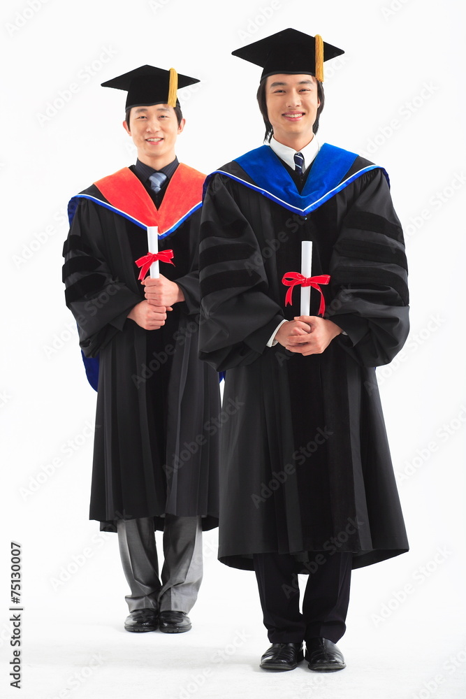 스튜디오 안의 남자 여자 졸업생