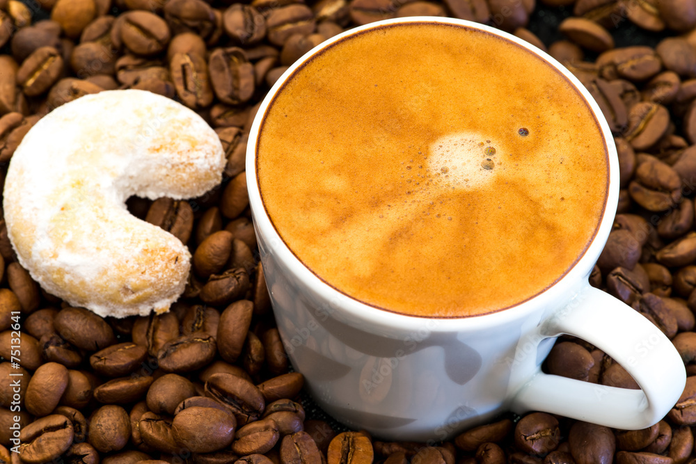 Obraz premium Cappuccino auf Kaffeebohnen