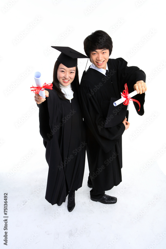 스튜디오 안의 남자 여자 졸업생
