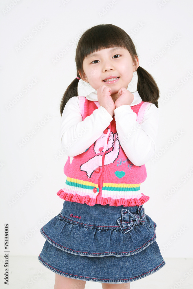 스튜디오 안의 여자 꼬마 어린이